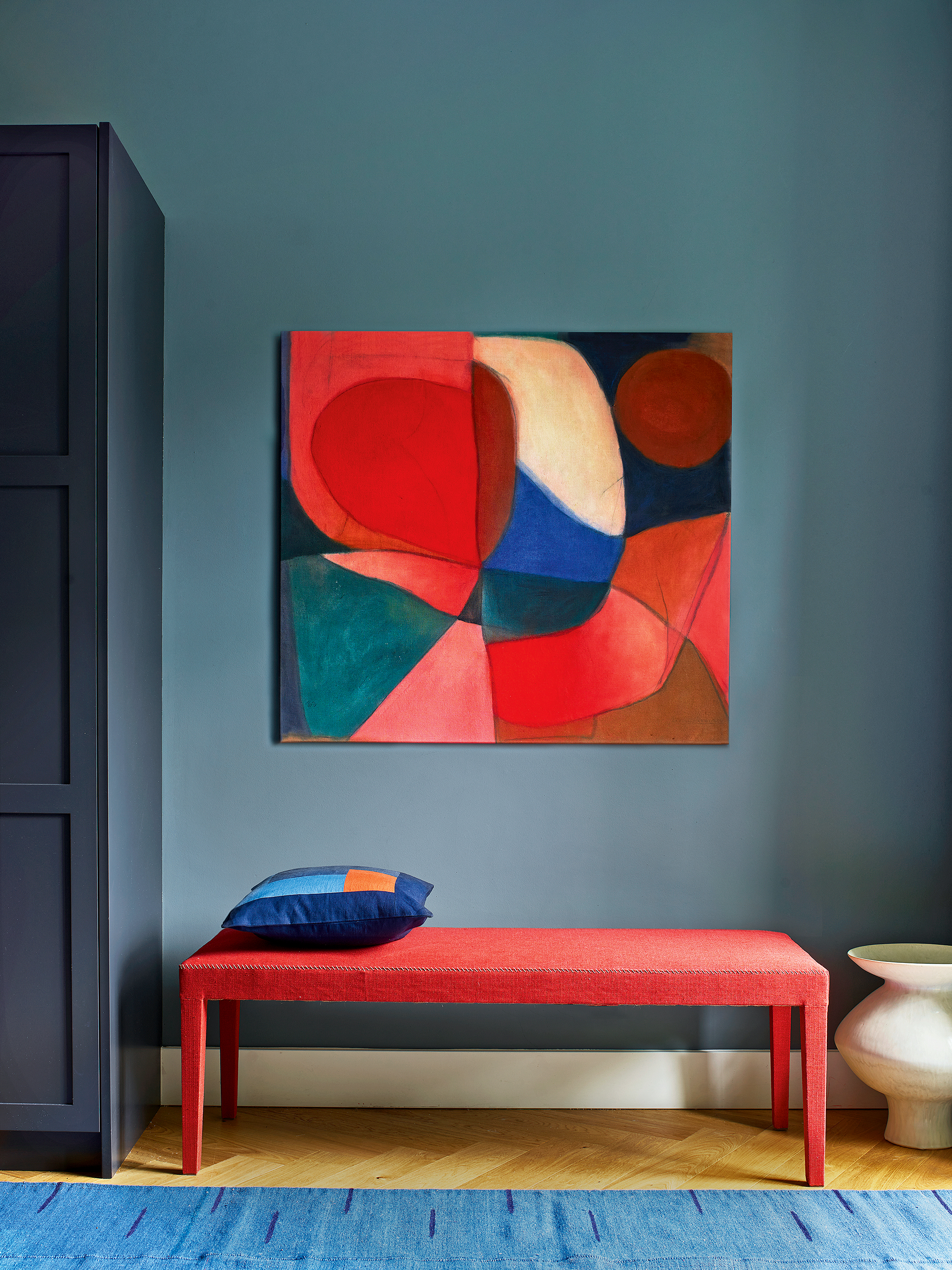 Room in Etruria de Little Greene con una pintura abstracta de Caroline Denervaud