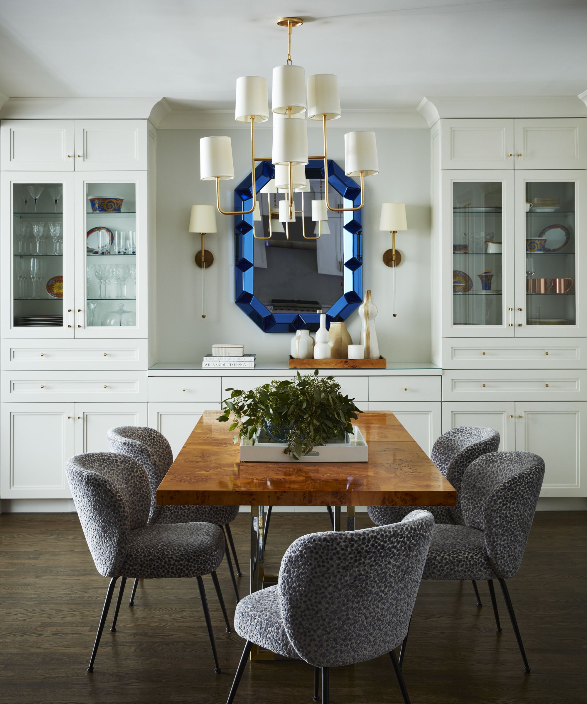 Mesa de comedor de madera, espejo azul, armarios blancos
