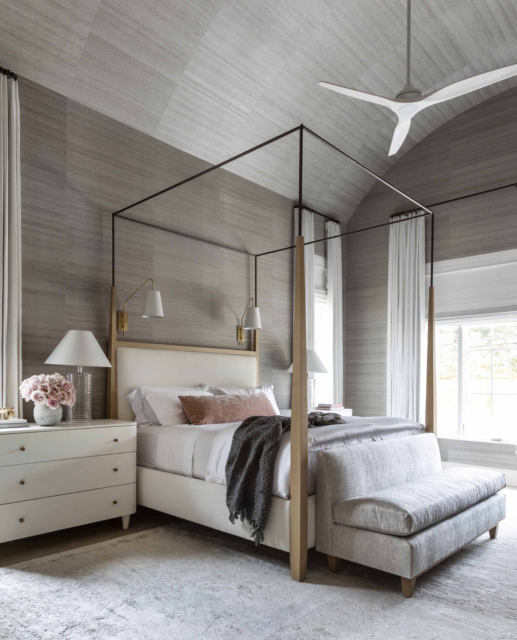 alfombra vintage gris en dormitorio de lujo de Marie Flanigan