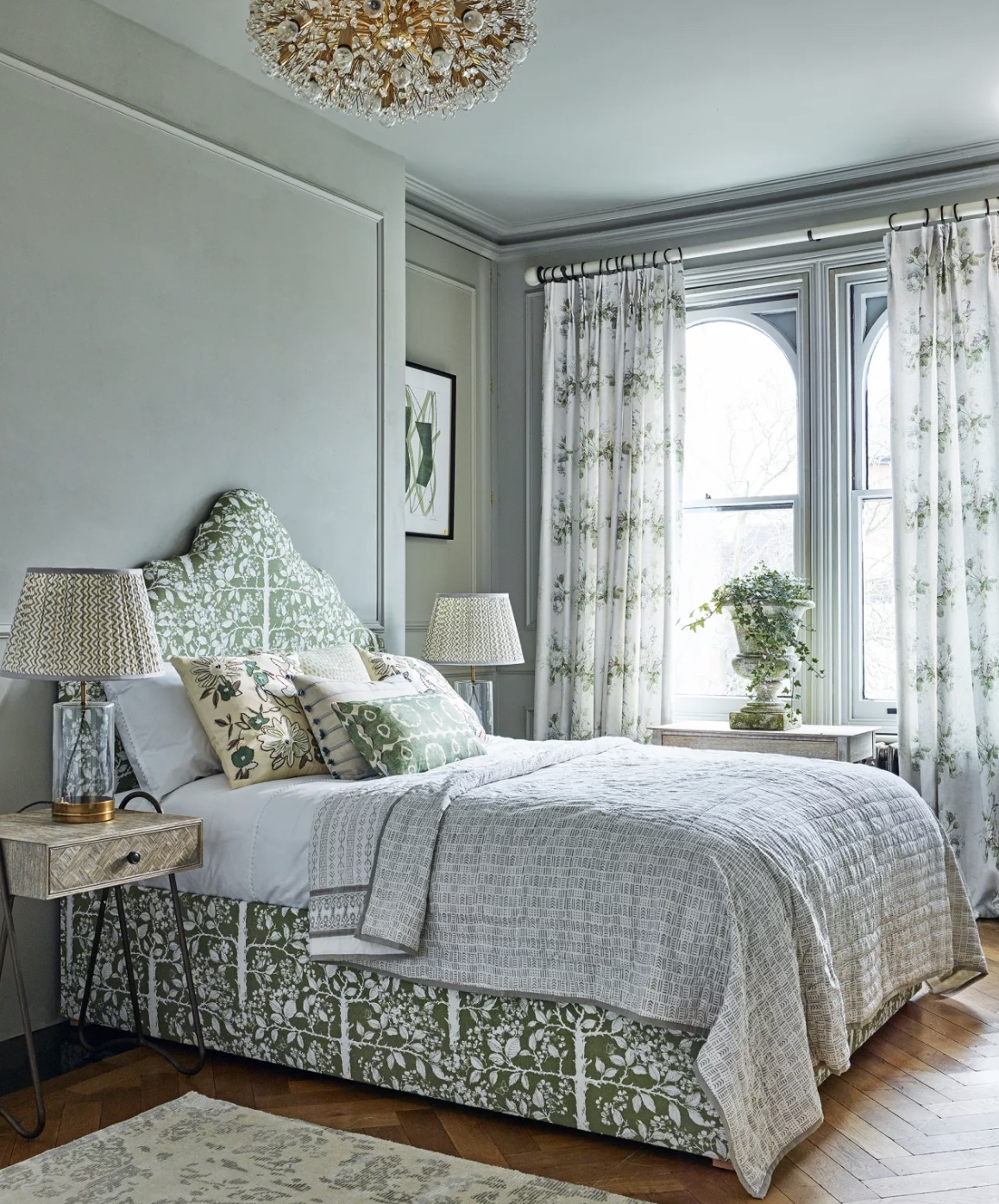 dormitorio verde con papel tapiz impreso, imagen de Chris Everard