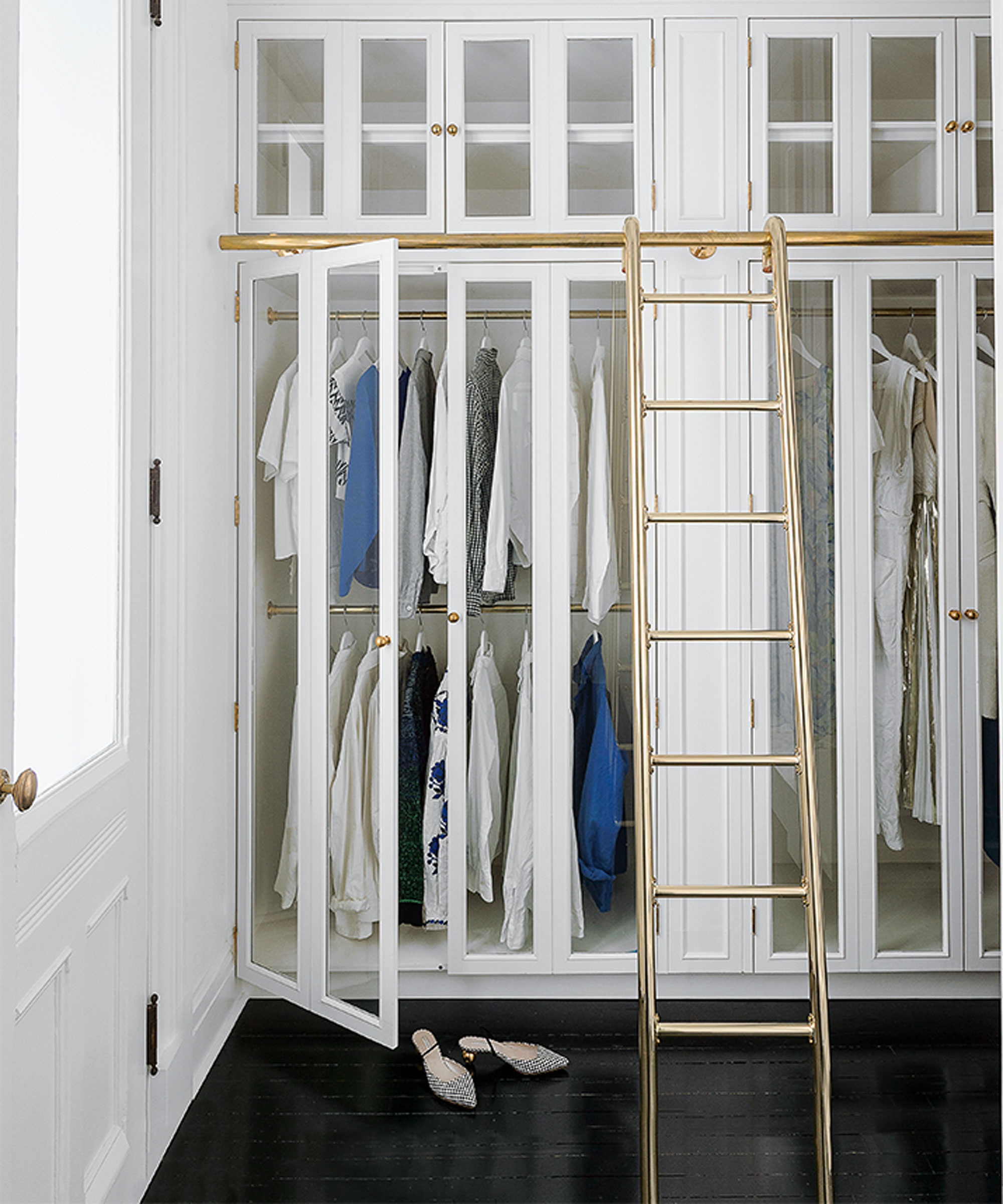 Ideas de almacenamiento de ropa con puertas de armario de vidrio y escalera