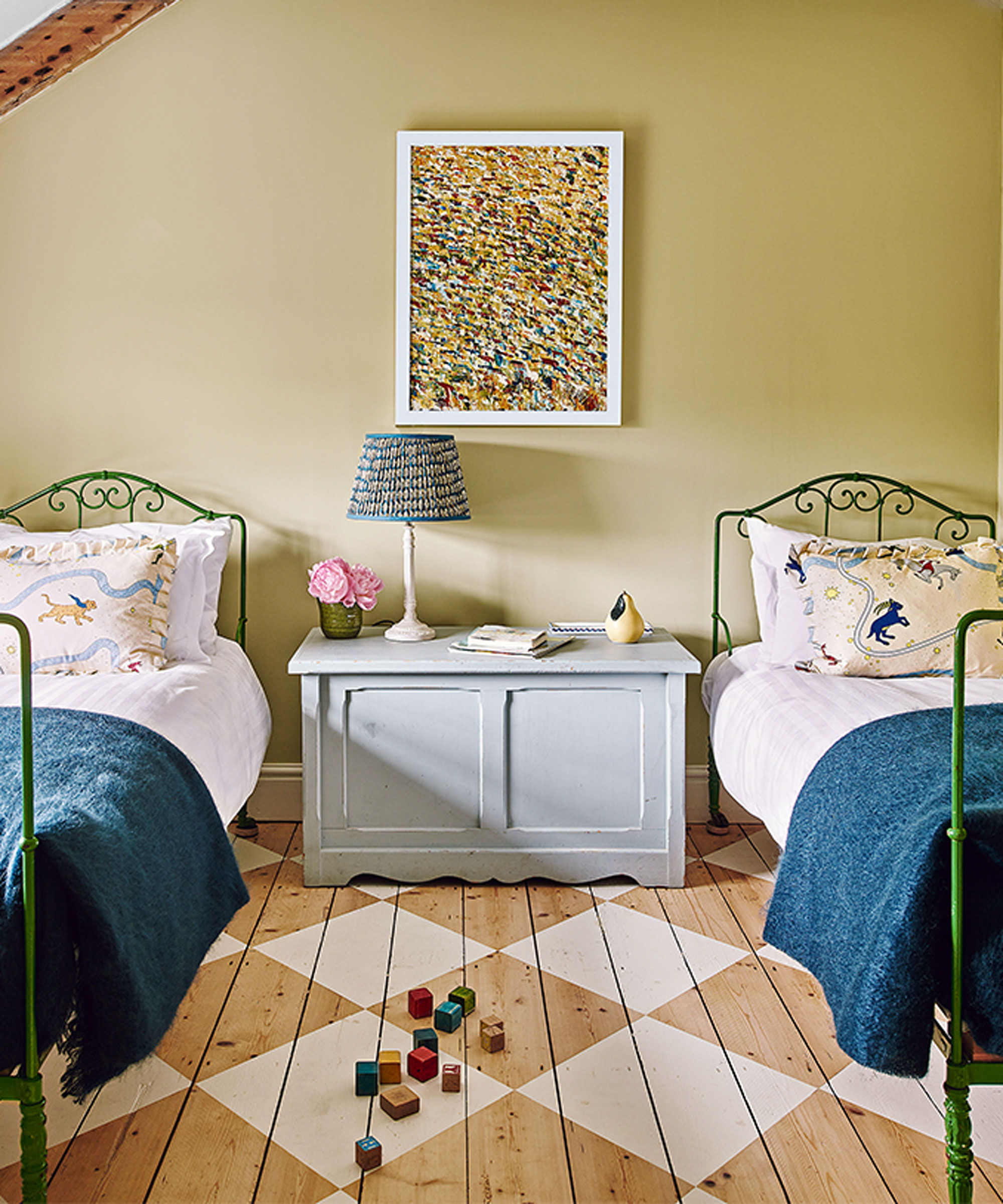 Ideas para pintar un dormitorio con suelo de damero pintado y camas individuales