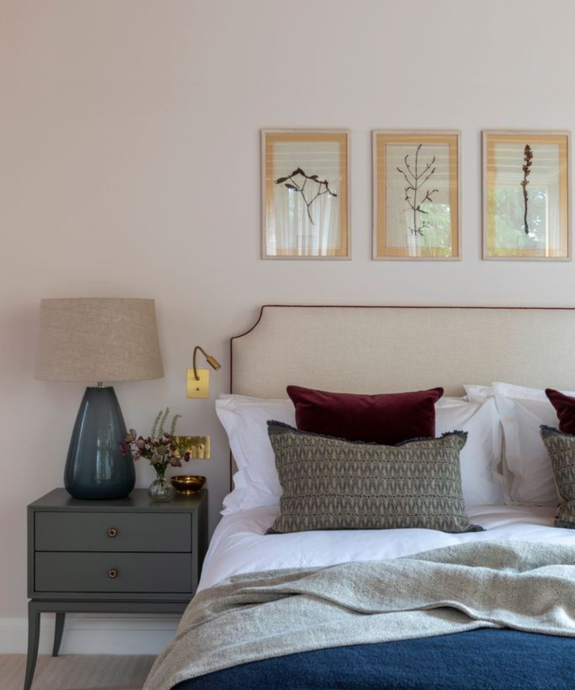un dormitorio neutral de Kitesgrove con una lámpara de noche y una pequeña luz de lectura de pared