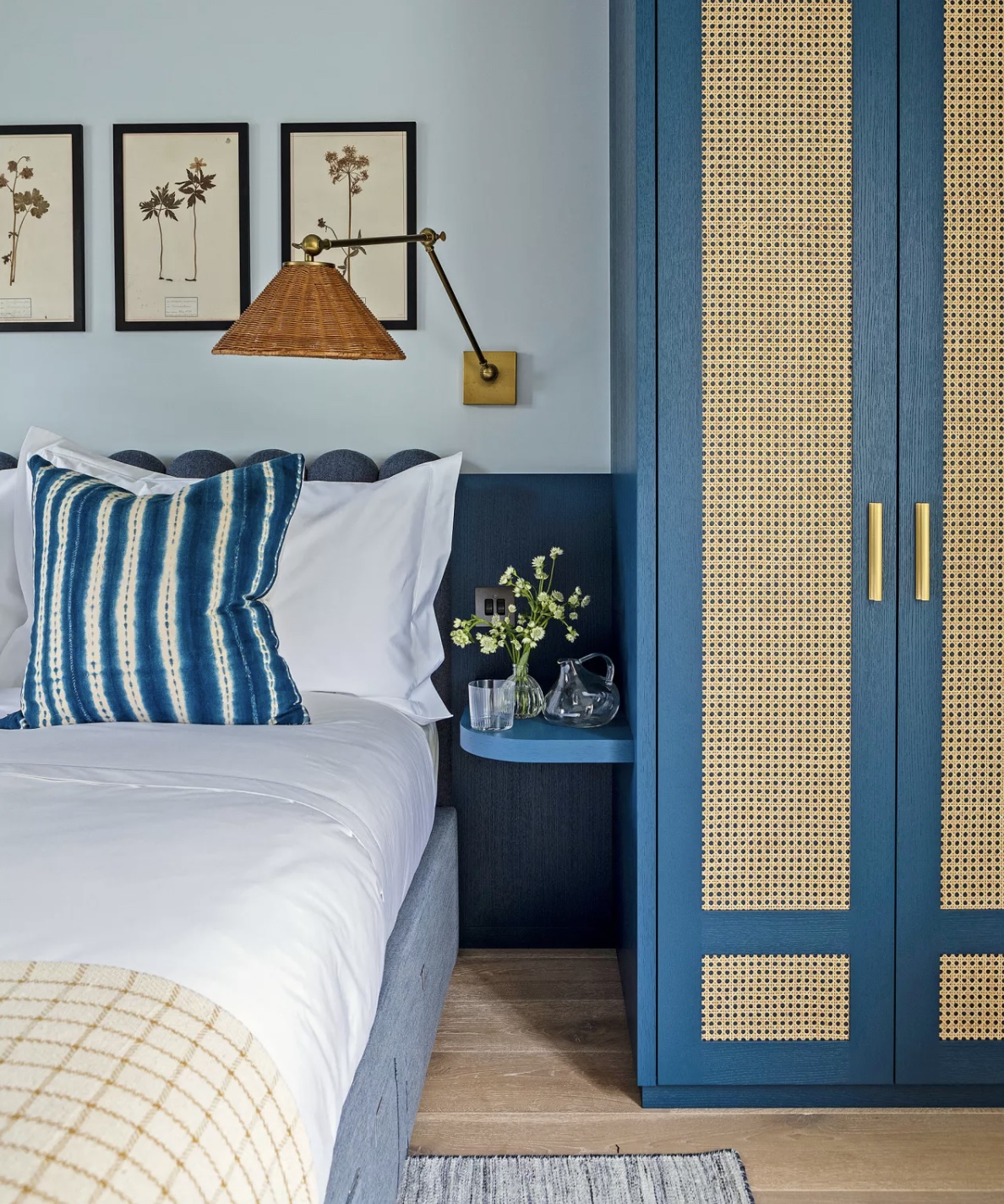 dormitorio azul con armarios de mimbre de Mark Bolton