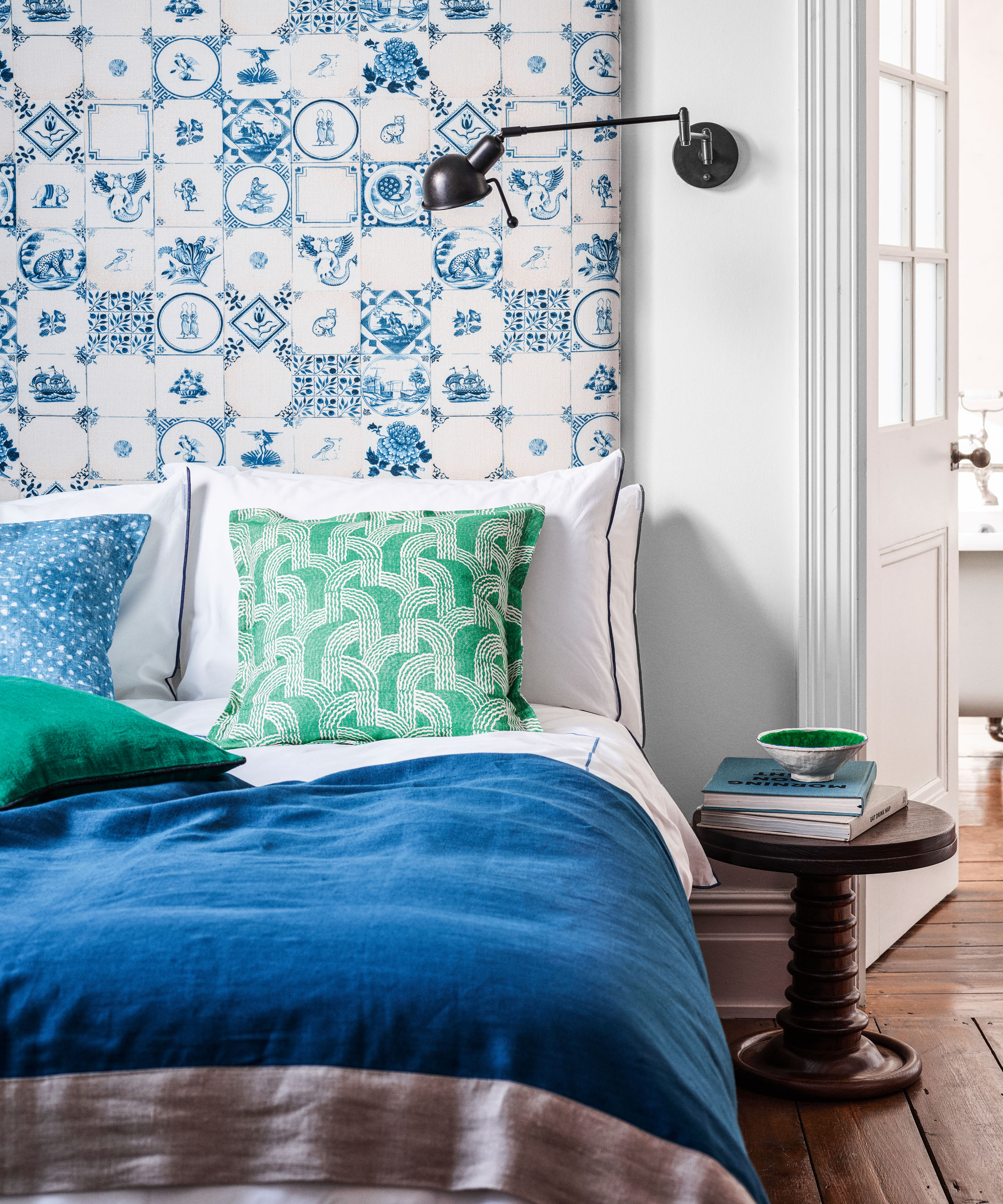 dormitorio con ropa de cama azul y blanca
