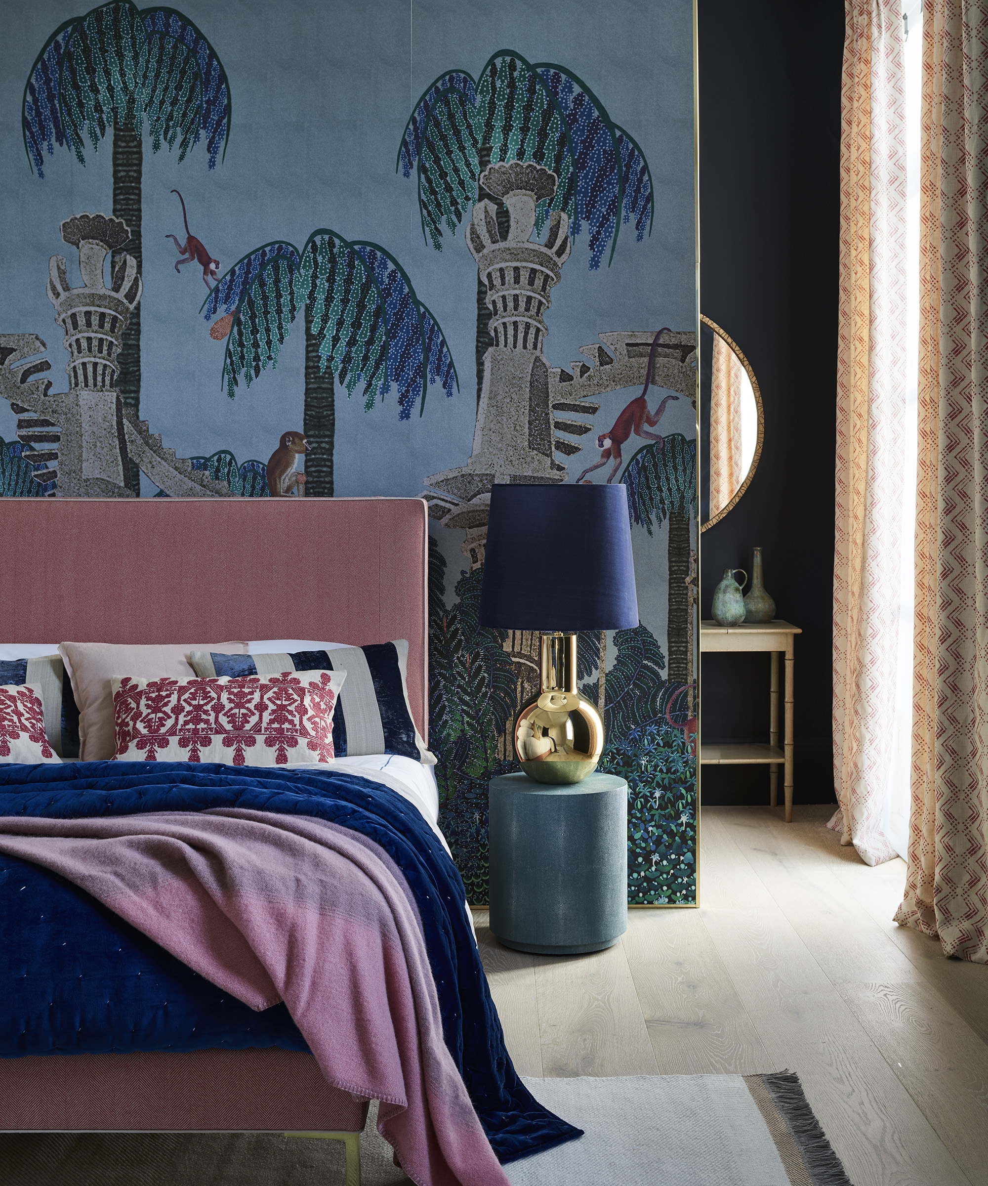 dormitorio elegante con panel de papel tapiz con diseño de palmeras y cama rosa